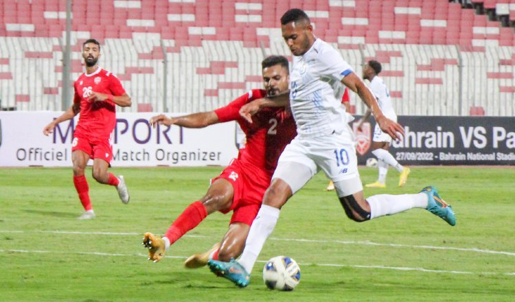 Ismael Díaz de Panamá (10) es marcado por Amine Benaddi de Baréin (2) durante el juego amistoso. Foto: Fepafut 