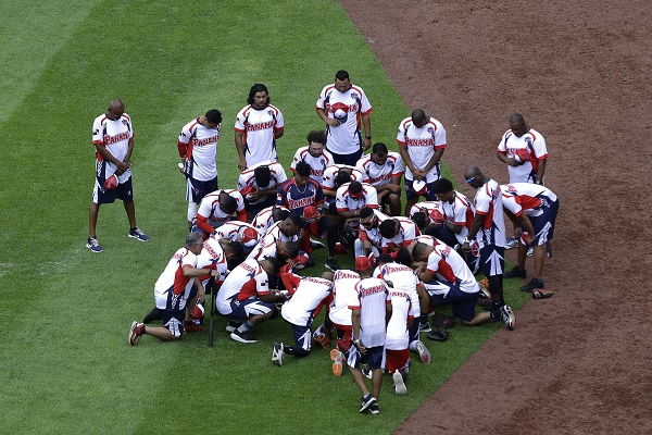 Peloteros panameños en su primer entrenamiento en el renovado estadio Rod Carew. Foto: EFE