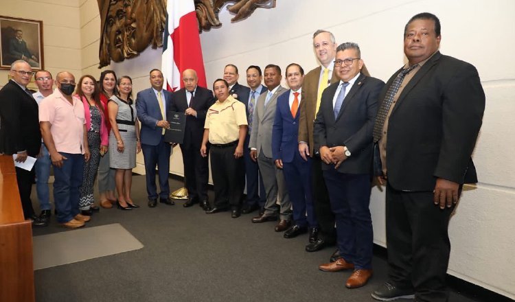 El presidente de la Asamblea, Crispiano Adames, firmó la aprobación del proyecto de ley en tercer debate, en la sesión de este jueves. Cortesía: Asamblea Nacional