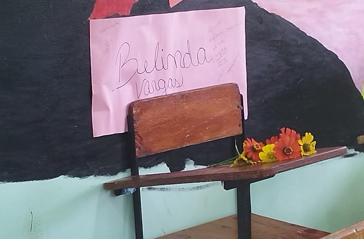 Honraron su memoria colocando un cartel con su nombre en la silla que ocupaba en el aula. Foto: Eric A. Montenegro