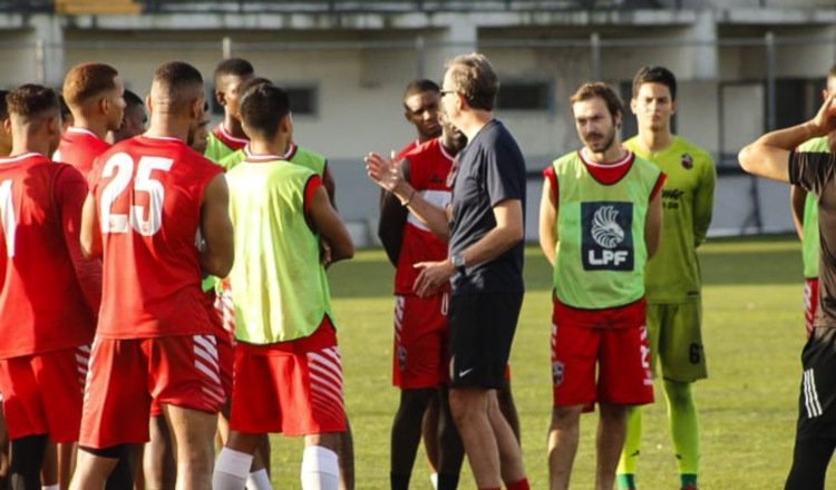 Gary Stempel, conversa con sus jugadores. Foto: twitter