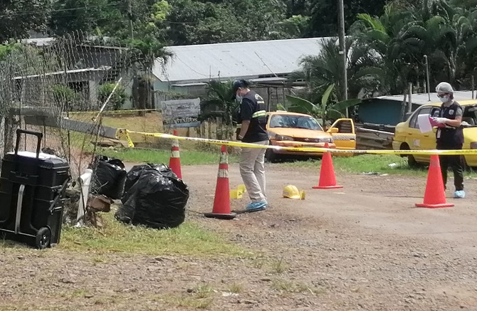  Personal de Criminalística del MP inspeccionaron el sitio donde se cometió el homicidio. Foto: Eric A. Montenegro