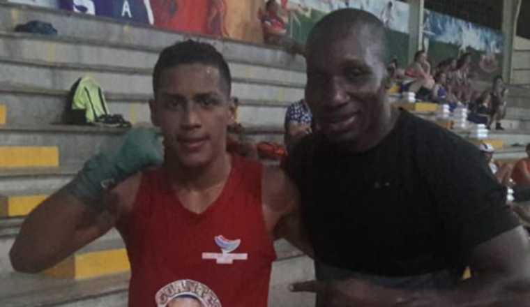 Orlando Martínez  junto a su entrenador Juan Mosquera. Foto: Cortesía