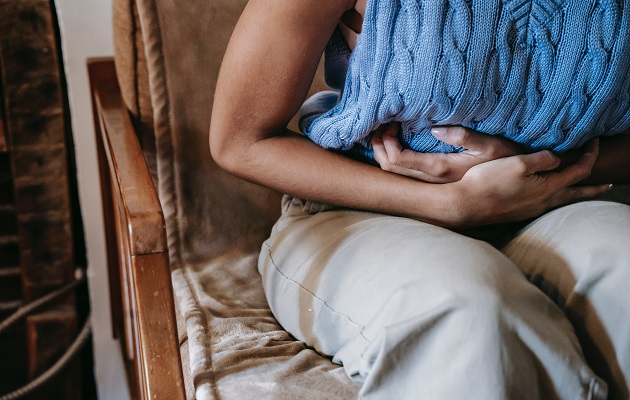 El reflujo produce una sensación de quemazón en el pecho. Foto: Pexels