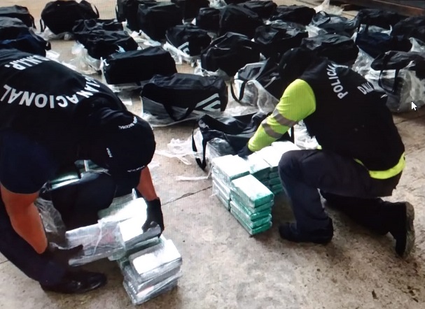 Se incautaron 2,037 paquetes de droga en 50 maletines que estaban en dos contenedores. Foto: Diomedes Sánchez Se incautaron 2,037 paquetes de droga en 50 maletines que estaban en dos contenedores. Foto: Diomedes Sánchez
