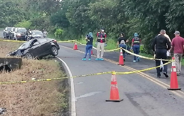 El vehículo sedán en el que viajaban los cuatro hombres chocó contra el borde de una alcantarilla. Foto. Thays Domínguez