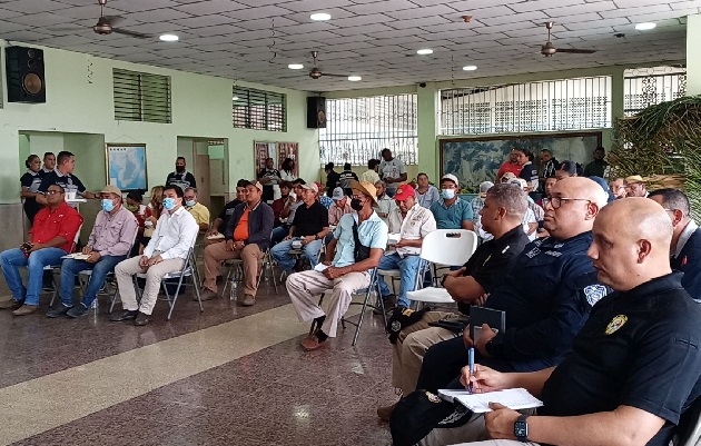 El director de la Policía Nacional, John Dornheim dijo que han fortalecido los puestos de control localizados en Guabalá en la provincia de Chiriquí y en Divisa en Herrera, con unidades especializadas para identificar ganado presuntamente hurtado. Foto. Eric Montenegro