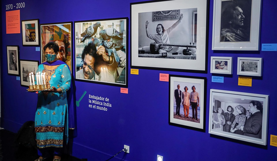 Varias de las fotografías que forman parte de ina exposición sobre los Beatles, en una imagen de archivo. EFE/Emilio Naranjo