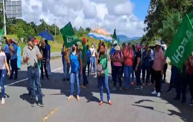 Al lugar de la protesta llegaron funcionarios del Ministerio de Educación y Obras Públicas, logrando un diálogo. Foto. José Vásquez