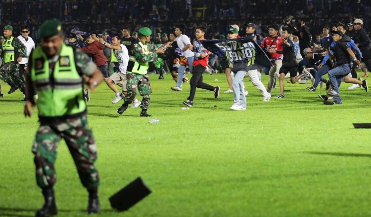 Fanáticos y policía en el estadio Kanjuruhan en  Indonesia. Foto:EFE 