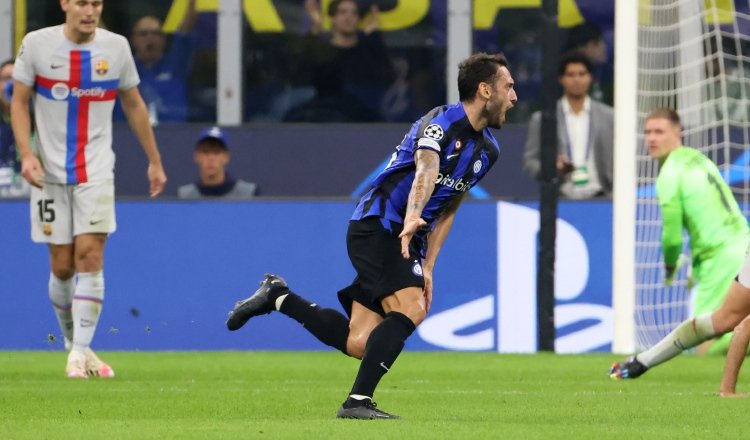 Hakan Calhanogl del Inter festeja su gol contra Barcelona. Foto:EFE