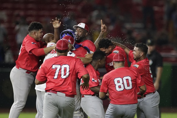 Jugadores de Panamá, festejan su clasificación al Clásico Mundial de Béisbol. Foto:EFE