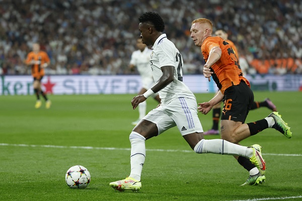 El delantero del Real Madrid Vinicius Jr. (i) se escapa de Yukhym Konoplia, del Shakhtar Donetsk, durante el partido de Liga de Campeones. Foto: EFE