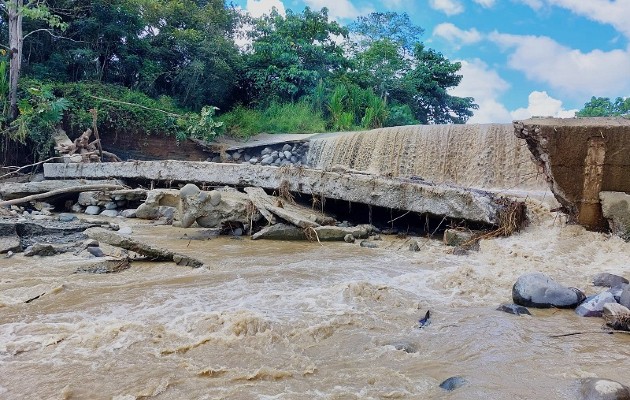 La fuerte crecida en el río causó severos daños en el muro de contención. Foto: José Vásquez