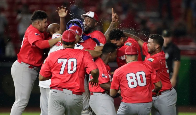 Jugadores de Panamá celebran su clasificación al Clásico Mundial de Béisbol. Foto: EFE