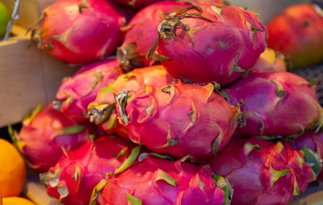 La pitahaya, también conocida como fruta del dragón, 