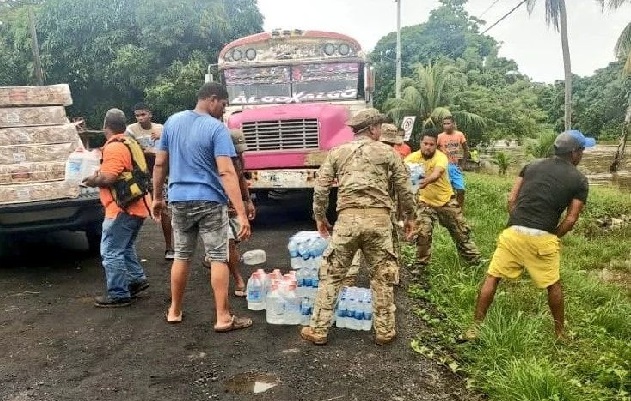 En Colón, por medio del Centro de Operaciones se traslada ayuda para los damnificados. Foto. Diomedes Sánchez