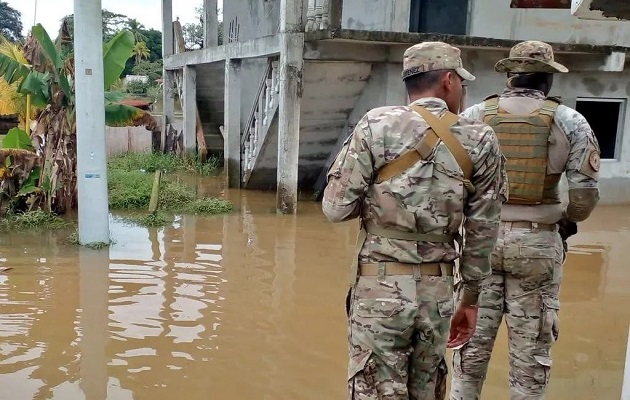 Efectivos policiales recorren las áreas afectadas por las inundaciones en Colón. Foto. Diomedes Sánchez