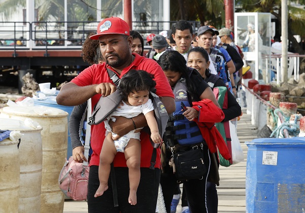 Del total de migrantes que ha cruzado este año la frontera, 15% son menores de edad. Foto: EFE