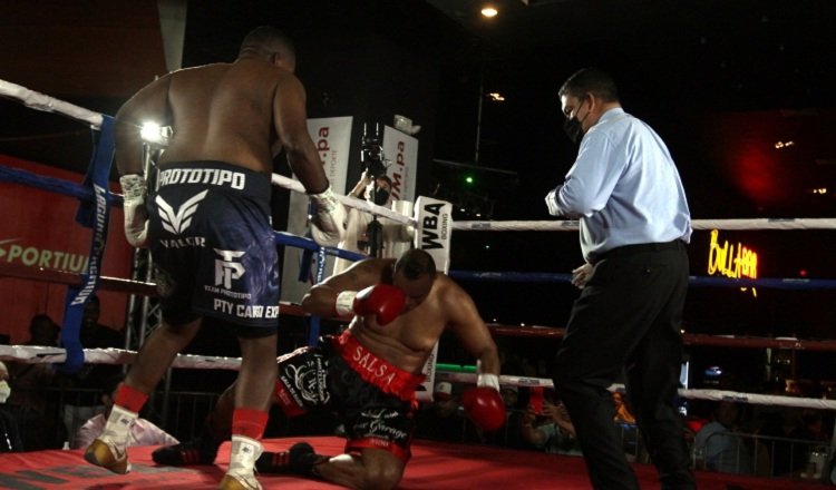 Víctor Delgado ganó por nocaut la última pelea contra Hogdson. Foto: Víctor Arosemena