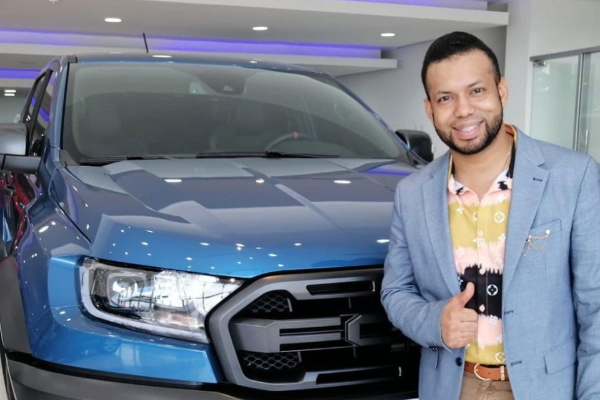 Alejandro Torres junto a su nuevo vehículo. Foto: Instagram / @fordpanama