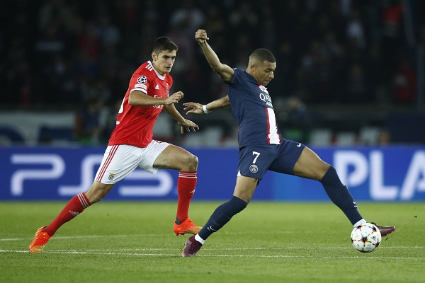 Kylian Mbappé del PSG conduce el balón ante la marca de Antonio Silva del Benfica. Foto:EFE