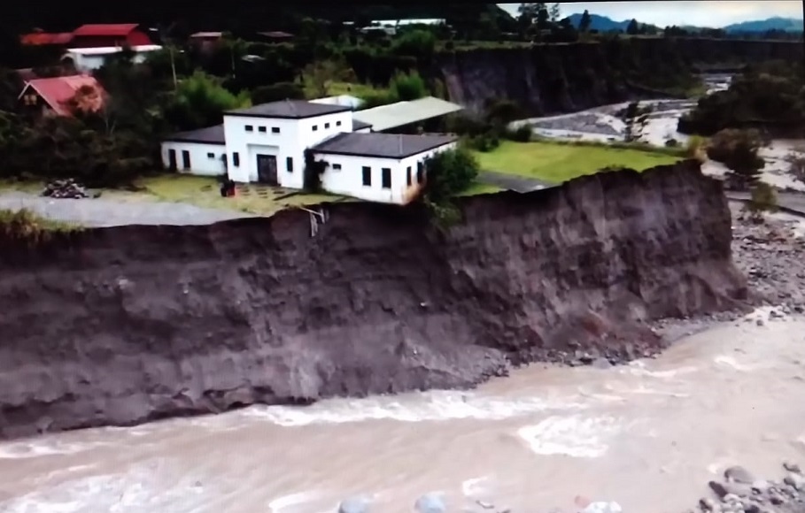 Una vivienda se mantiene en riesgo de derrumbe y caer al río Chiriquí Viejo. Foto: Mayra Madrid  