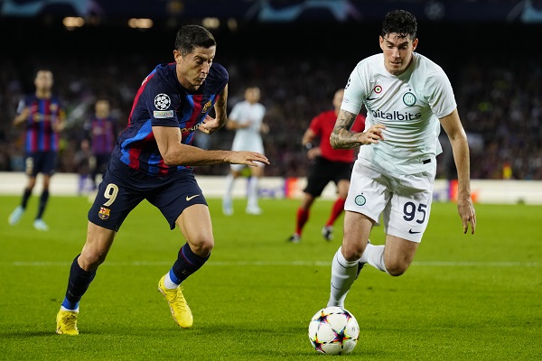 Robert Lewandowski (izq.) trata de escapar ante Alessandro Bastoni del Inter. Foto:EFE