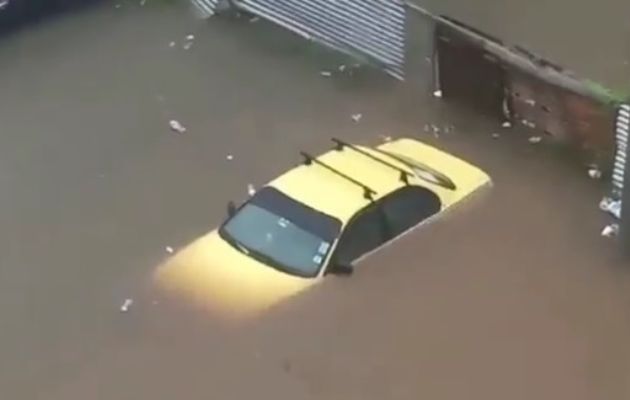 Autos quedaron bajo el agua. Foto: Redes Sociales