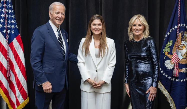 La polémica foto en la que aparece el presidente de EE.UU., Joe Biden y la excanciller Erika Mouynes.