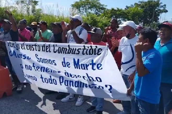 Se mantienen bloqueando el acceso al puerto pesquero de Vacamonte, en Arraiján. Foto: Eric A. Montenegro 