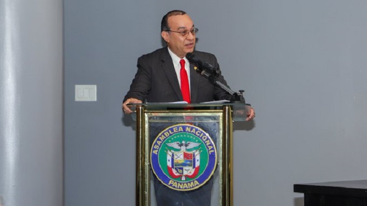 El rector de la Universidad de Panamá, Eduardo Flores, ilustró sobre el nuevo consejo que reúne a las universidades públicas. Foto: Cortesía Asamblea Nacional