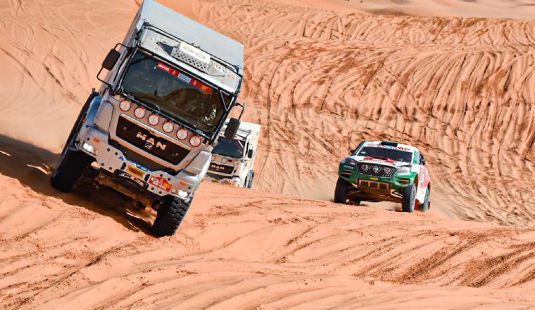 Andrea Lafarja, en su carro por la derecha en el Dakar pasado. Cortesía