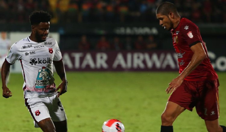 Freddy Góndola de  Alajuelense (izq.) en el juego ante Real España Foto: Twitter