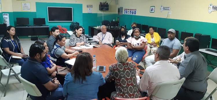 Reunión del jueves, luego de la protesta de los padres de familia, que se cansaron de vivir este problema que se registra desde inicios del año escolar. Foto: Cortesía Defensoría del Pueblo