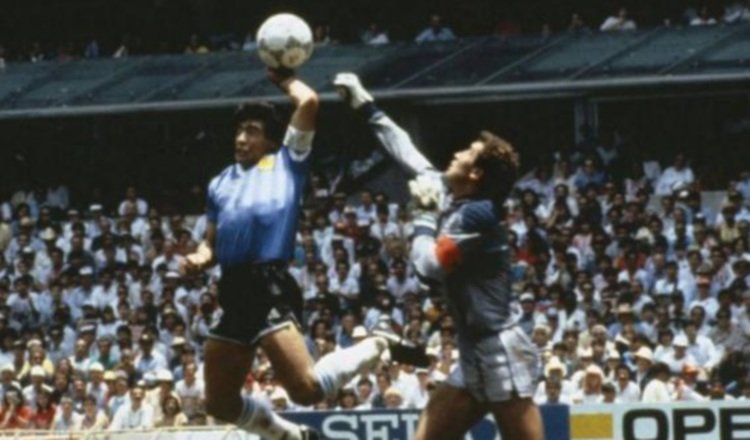 Maradona anotó un gol con la mano, superando a Peter Shilton. Foto: Tomada de Besoccer.