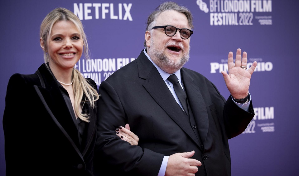 El director mexicano Guillermo del Toro y su mujer Kim Morgan durante el estreno en Londres de su película Pinocchio. EFE