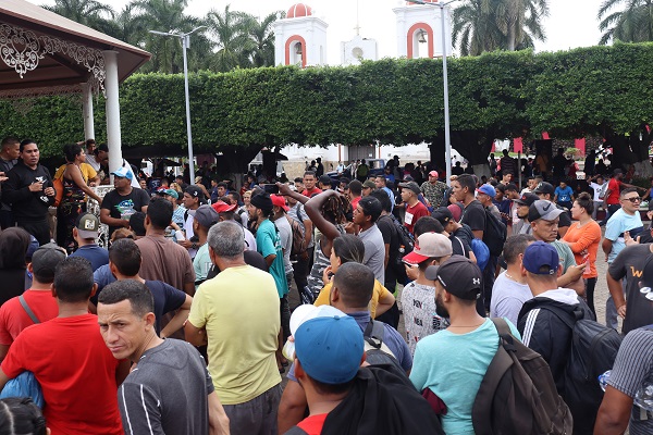 Migrantes protestaron la madrugada del sábado, en la ciudad de Tapachula, en el estado de Chiapas (México). Foto: EFE