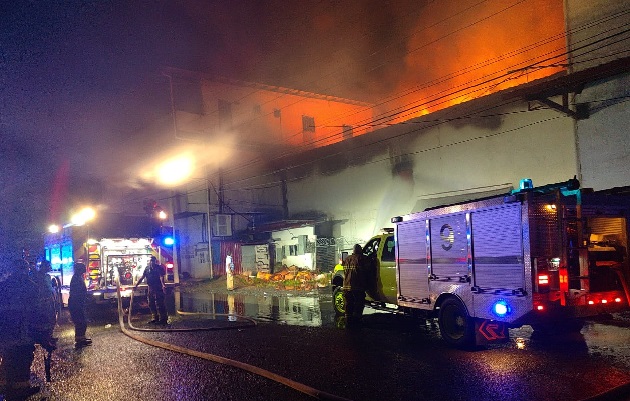 Se informó que las labores de extinción los bomberos se complicó debido a la falta de agua en el área. Foto. Bomberos Bocas del Toro