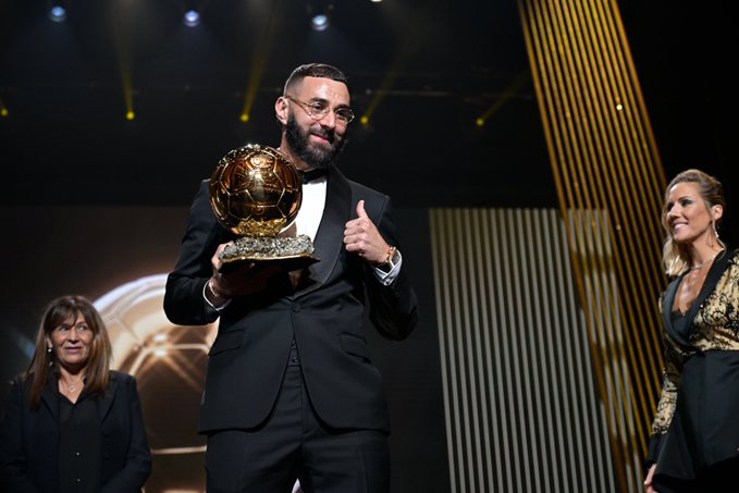 Benzema con el Balón de Oro en la mano. Foto: Twitter