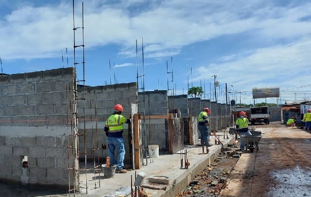 La medida busca liberar las aceras y servidumbres municipales. Foto. Thays Domínguez