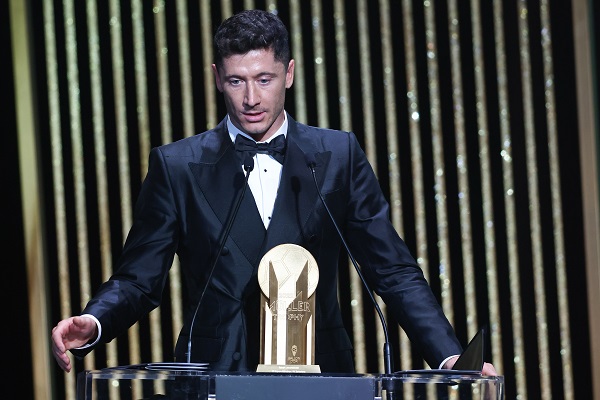 El polaco Robert Lewandowski ganó el Trofeo Gerd Müller. Foto:EFE