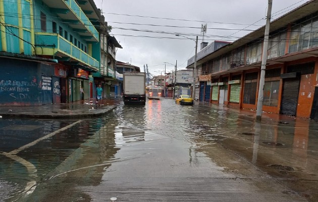 Viviendas y comercios se vieron afectados por el agua. Foto: Diomedes Sánchez 