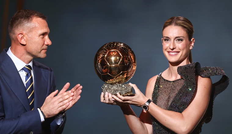 Alexia Putellas con el Balón de Oro de fútbol femenino. Foto:EFE