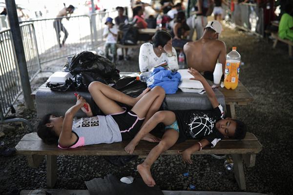 Niños migrantes descansan, en una estación de recepción migratoria en San Vicente, frontera panameña con Colombia.
