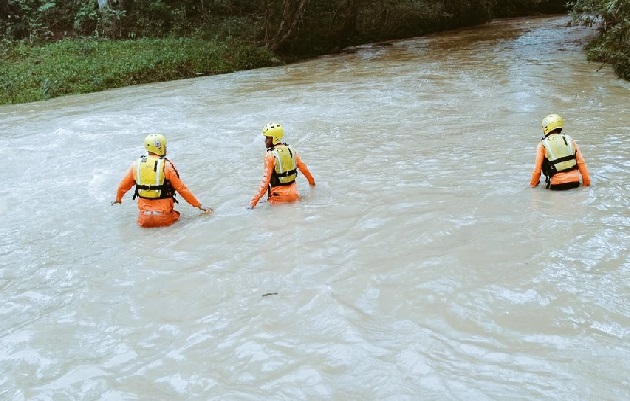 La tarde del miércoles personal del Sinaproc ubicó en el cauce del río algunas ropas que se presume pertenecen a la víctima. Foto. Sinaproc