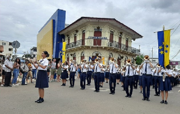 Unas 20 bandas escolares e independientes de provincias del país, participaron del desfile. Foto: Thays Domínguez