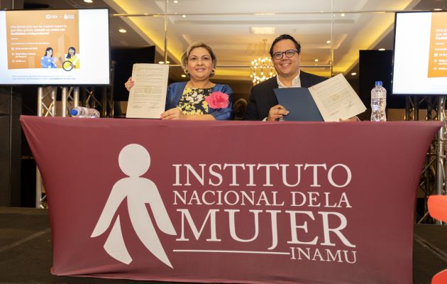 La directora del Inamu y representante de Didi en Panamá firmaron el acuerdo. Foto: Cortesía