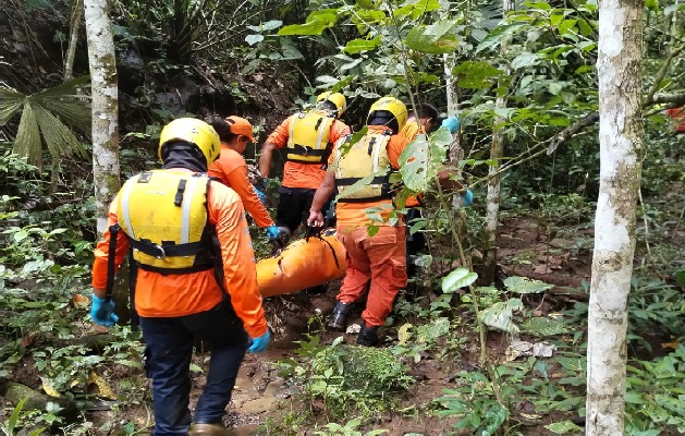 La tarde del miércoles, el personal del Sinaproc ubicó en el cauce del río parte de las ropas que se presume pertenecían a la víctima. Foto. Eric Montenegro