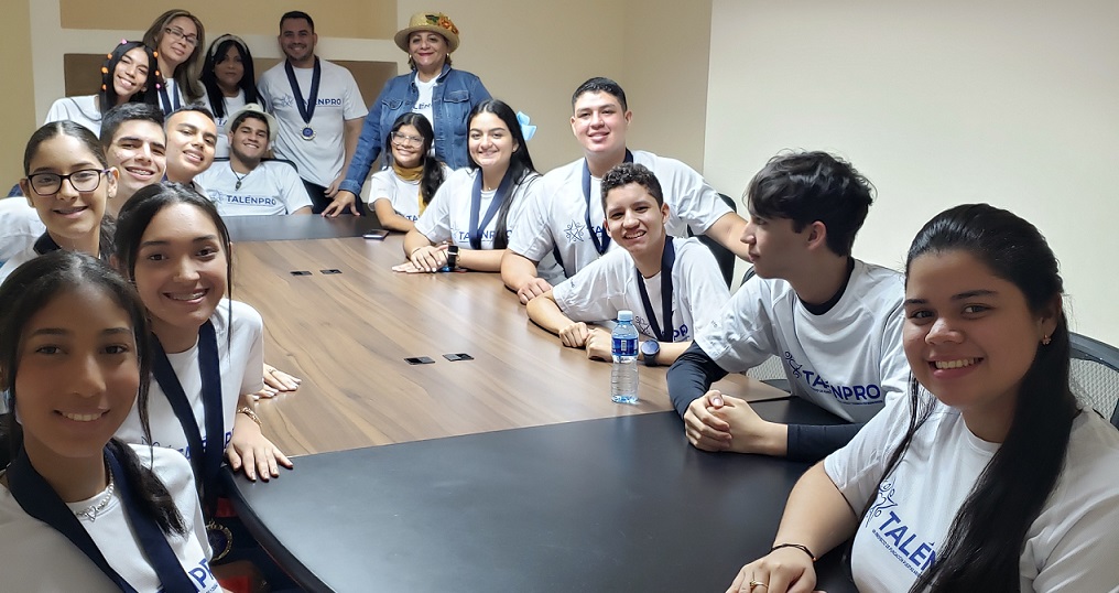 Finalistas de TalenPro en su visita a 'Panamá América'. Foto: Fanny Arias